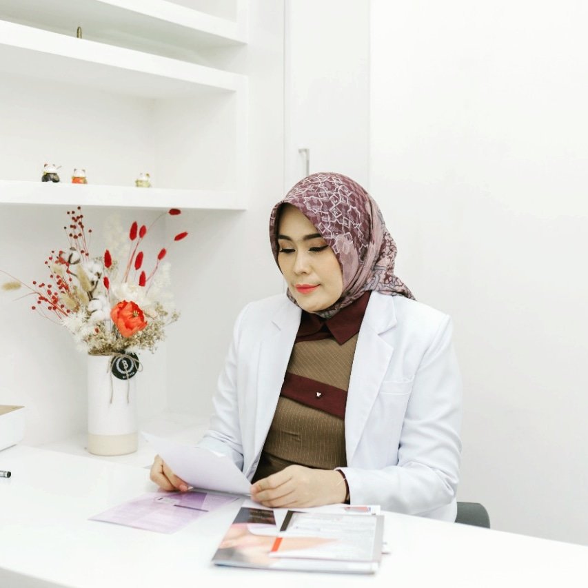 Dr. Dewi Nur Komalasari Sp.DV
