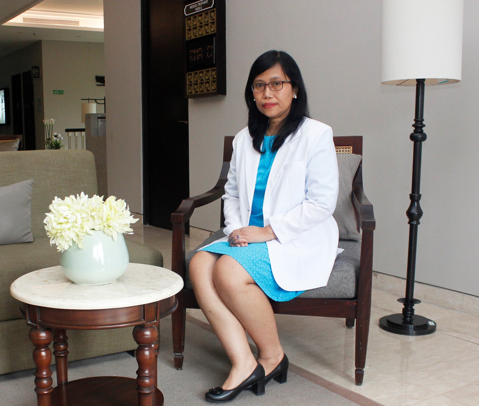 Dr. Esta Eradima Jonaria M.Kes, Sp.D.V.E